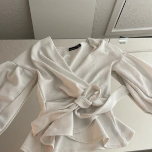Topp/blus - Vit blus i storlek 36 från boohoo