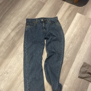 Levis 501  - Jättebra skick , inget fel på dem, 10/10 , har använts  några  gånger vill sälja dem då de är för stora för mig , ni får stå för  frakt, dm om ni vill ha flera   bilder 