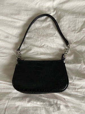 Svart Axelväska - En mellanstor svart axelväska. Fin kvalitet.