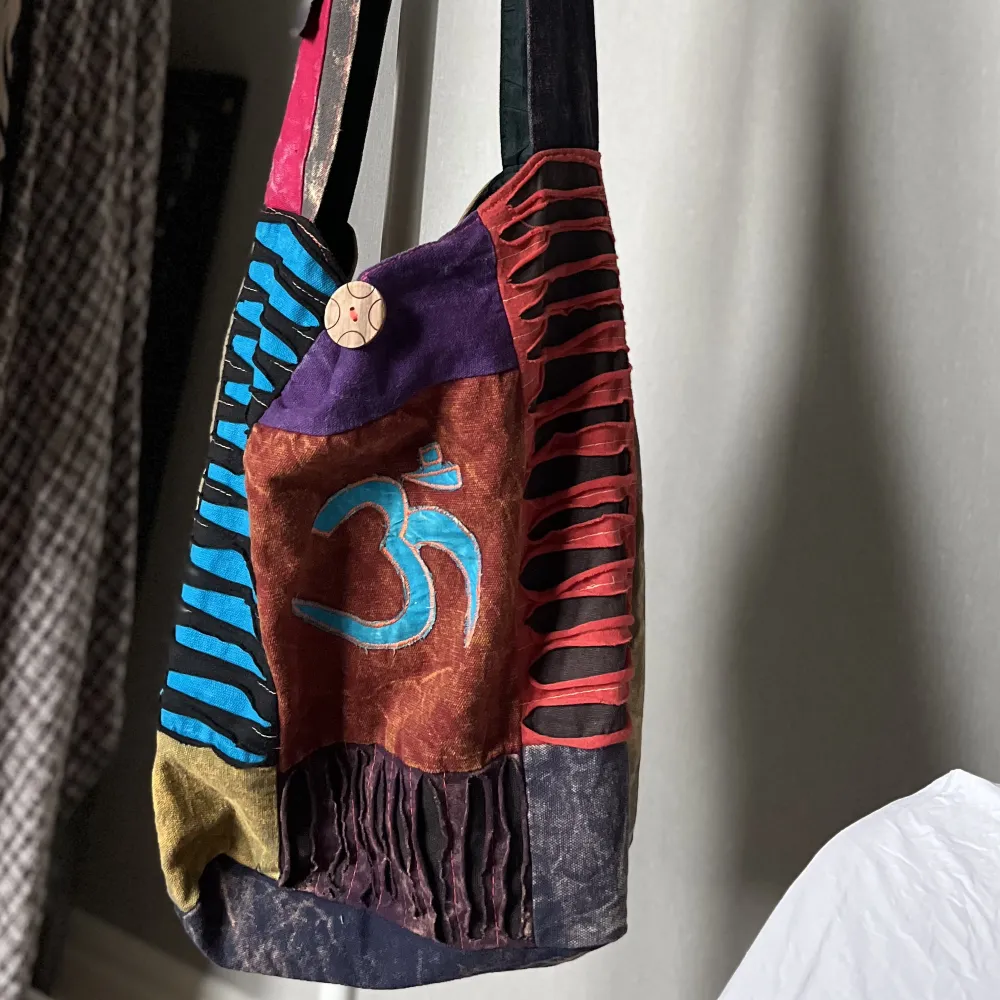 Säljer denna as coola hippie väska som köpptes förra sommaren för 550 kr på en marknad. Aldrig andvänd men värkligen så fin och one of a kind! . Accessoarer.