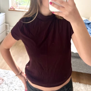 Vinröd polotröja  - Jättesnygg vinröd polotröja från Whyred 💗💗