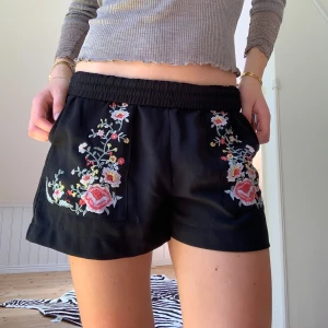 Shorts med broderi - Söta shorts med broderi 🌸 jag älskar dem och de är så sköna! Jag är 165