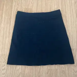 Fin kort kjol från stradivarius! Säljer eftersom den aldrig kommer till användning💕 Frakten är inräknad i priset!