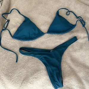 Grön/blå bikini - Grön/blå bikini från shein, helt ny med hygienpapper kvar! Sista bilden visar hur underdelen ser ut på baksidan! 💚Storlek L men passar även mig som har S! (OBS finns fler bikinis till salu, om man är sugen på att köpa fler kan man få dom i ett paketpris) 