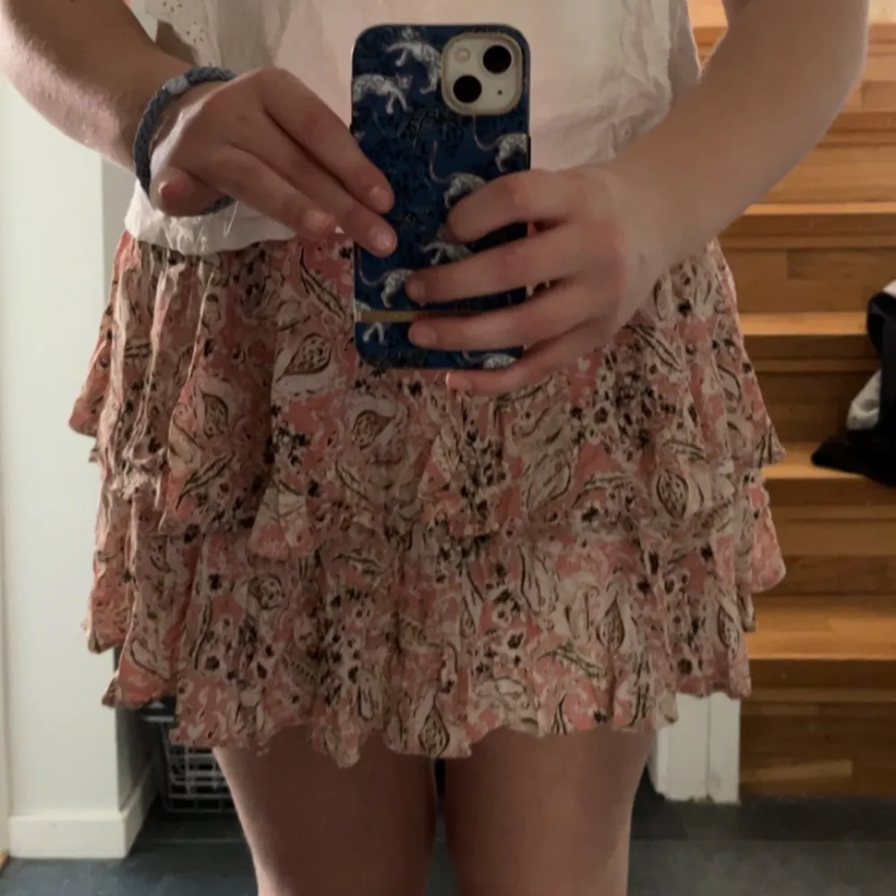 Jättefin kjol köpt i början av förra sommaren men redan då lite för tight så därför säljer jag den nu. Mycket praktisk som har inbyggda shorts och väldigt eftertraktad kjol!🩷. Kjolar.