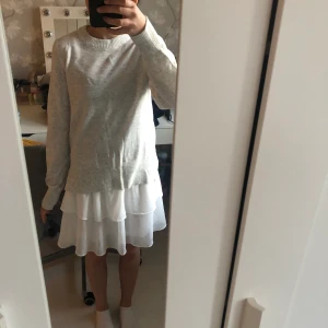 Stickad Tröja  - Säljer en ljusgrå stickad tröja från Gina Tricot i strl. XS. Slutsåld på hemsidan! Aldrig använd.