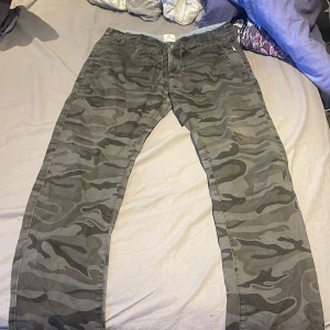  Herr jeans  - Aldrig använda förstora för min kille militär mönster militärgrön