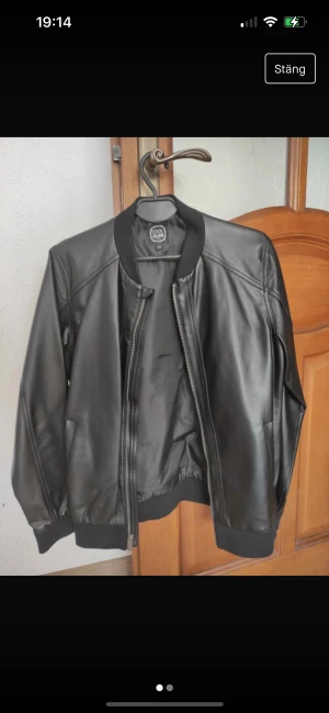 skinn bomberjacka  - skinn bomberjacka💕 köpt begagnad så vet inte vart den är ifrån