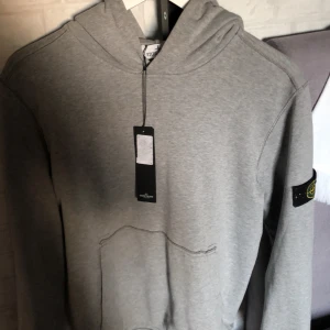 Stone island hoodie  - Säljer denna riktigt snygga stone island hoodien i väldigt bra skick. 9/10. Säljer pga är i behov av pengar och är pris kan diskuteras vid snabb affär 
