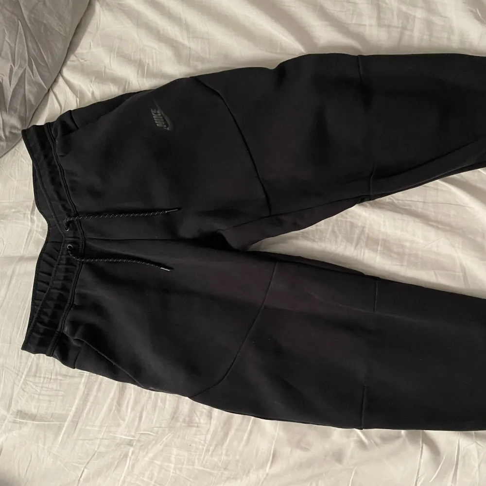 Säljer min svarta nike tech pga jag tröttnat på stilen - fint skick - hoodien i storlek S och byxorna är M. Hoodies.