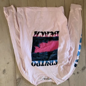 tröja - långärmad från carlings som köptes på plick☺️ står crytpo beach på den ganska luftig så passar även till sommaren, storlek s men passar nog m då den e oversized❤️ skriv vid frågor☺️🐛