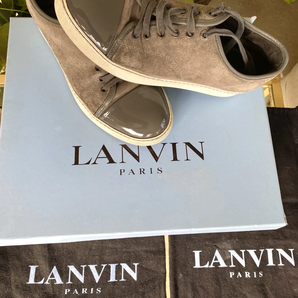 Hej, säljer ett par Lanvin Patent Cap Toe Sneakers i bra skick. Perfekt Toebag utan några repor eller fläckar. Beige/brun och somrig färg, perfekt inför varmare väder. Har dustbags ifrån köp. Nypris runt 4000 kr. Size 5 vilket motsvarar 40/40,5. Hörs!. Skor.