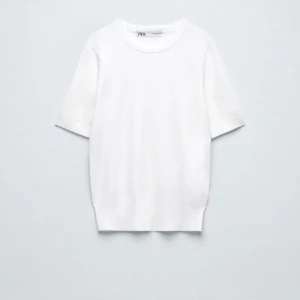 Vitt stickad baströja - Säljer nu min fina stickade tröja från zara som passar till allt! Köpt i höstas men endast använd ett fåtal gånger då den varit för stor för mig. Köpte den i M för att storlek S inte fanns i butik då. I fättefint skick!💘