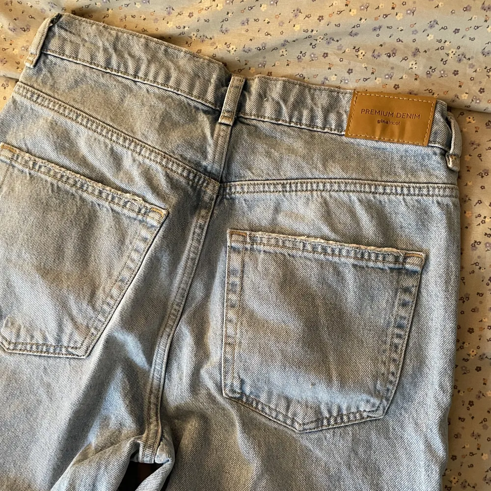 Högmidjade straight leg jeans från Gina som är köpta för över 400kr. Storlek S, nyskick ! . Jeans & Byxor.