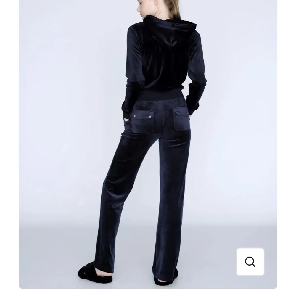 Säljer nu mina juicycouture byxor i färgen night sky (blå). Ny priset på de är 1 200kr. Skriv för intresse (kan tänka mig att sälja för ett billigare pris)❤️. Jeans & Byxor.