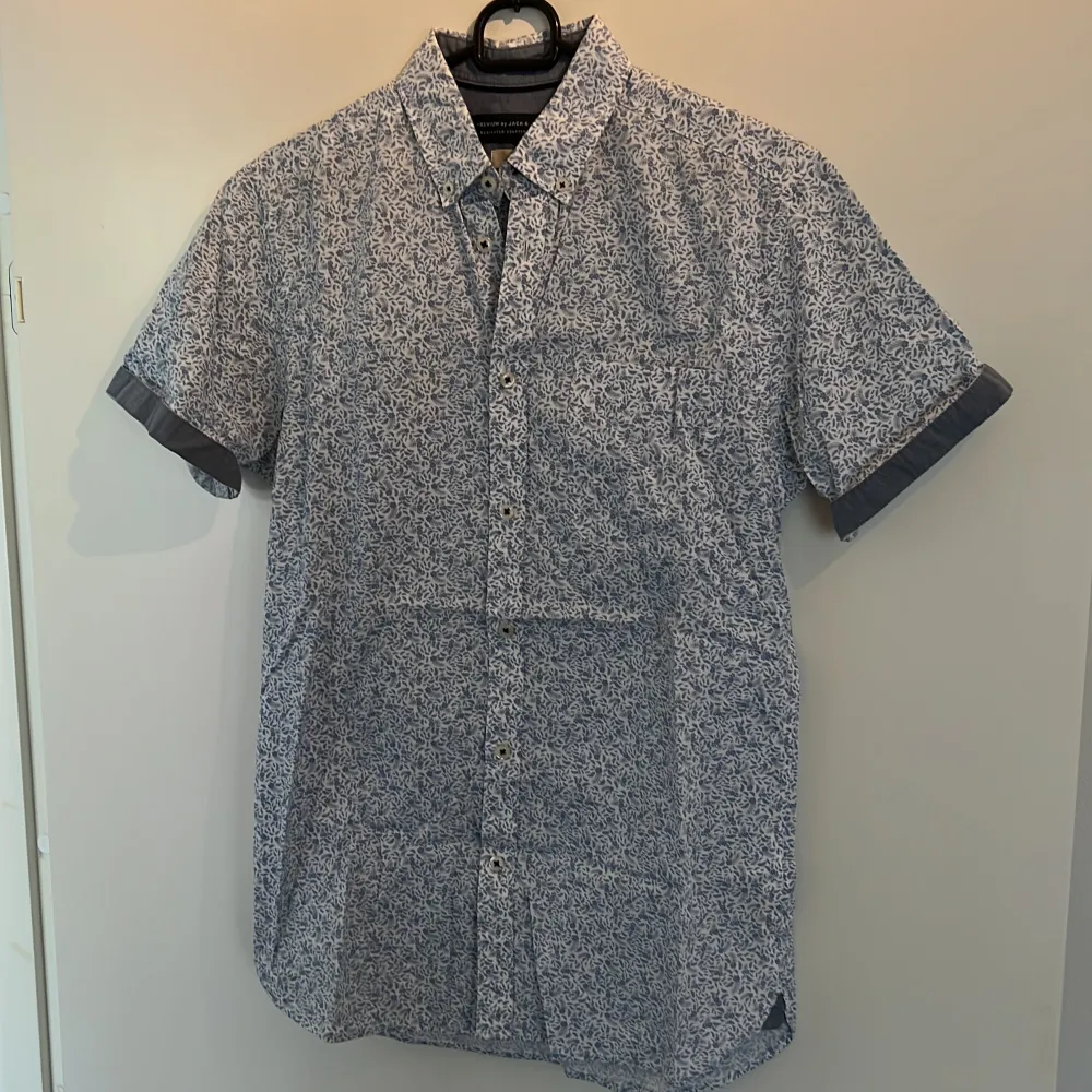 Kortärmad mönstrad skjorta från Jack&Jones premium i storlek S. Skjortor.