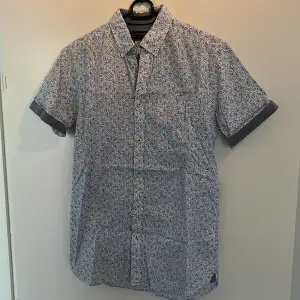 Kortärmad mönstrad skjorta från Jack&Jones premium i storlek S