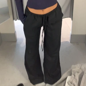 Linnebyxor  - Trendiga linnebyxor från H&M💓 inte helt säker på om dom ska säljas men kan absolut tänka mig att sälja dom vid bra bud💓 ( är flera intresserade så startar jag en budgivning)