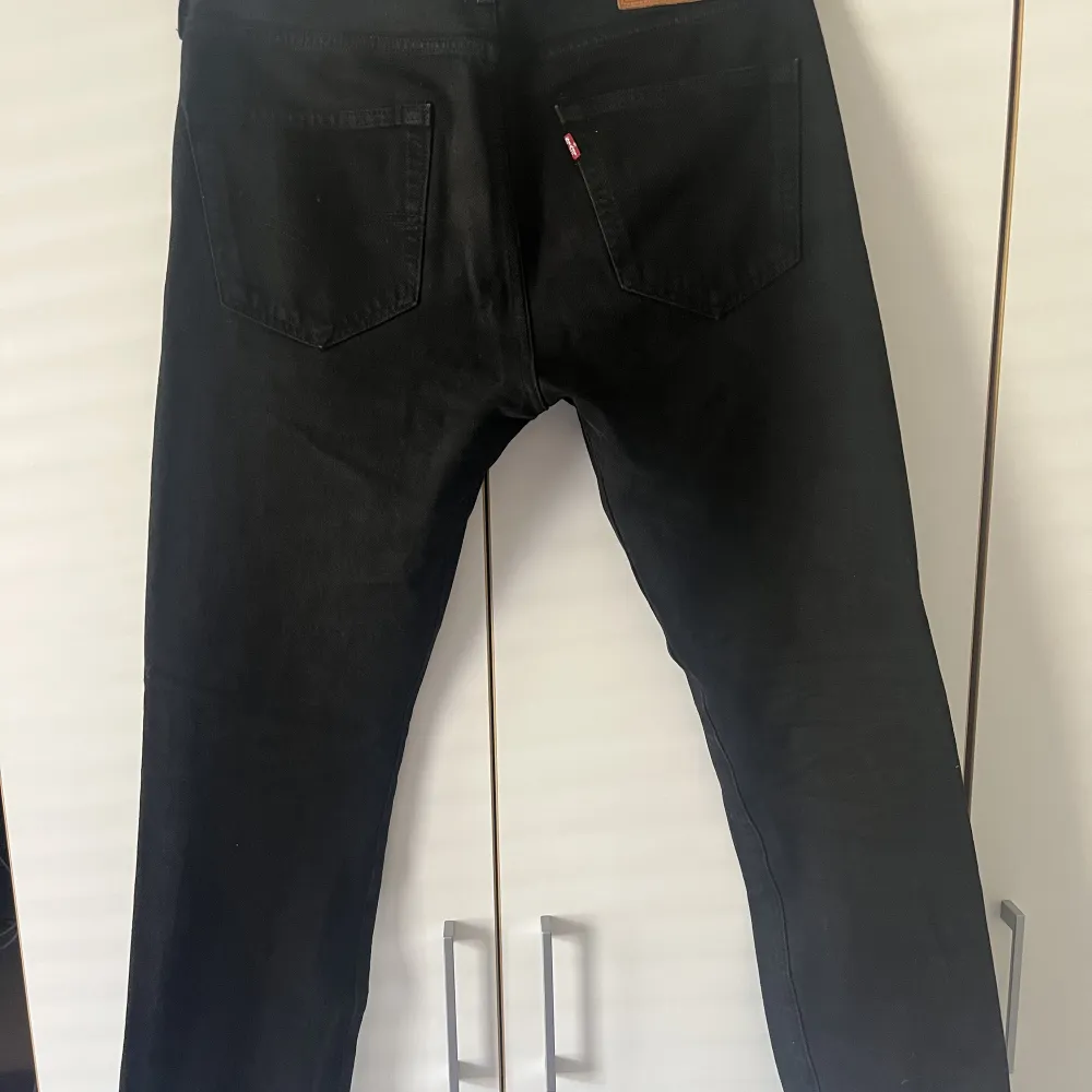 Svarta Levis jeans W32 L 34, bra skick. Jeans & Byxor.