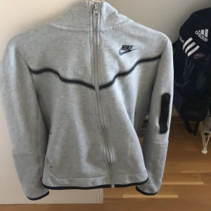 Nike tech  - Nypris 900kr från jdsports. Grå Nike tech storlek 158-170 men passar storlek s. Har endast andvämt 1 gång 