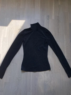 Glittrig polotröja - En ursnygg festtröja från NAKD som sitter tajt! Passar Xxs/xs. I princip nyskick.
