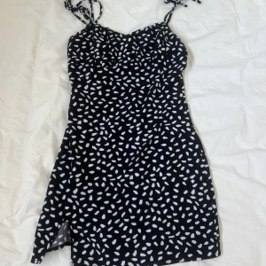 Klänning - Svart kort prickig klänning från Shein med slit 💕