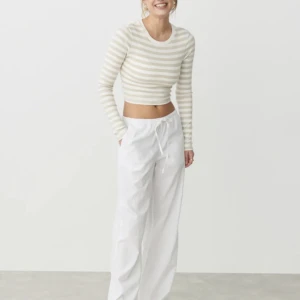 Gina linnebyxor  - Jag gillar inte hur dem sitter på mig sp tyvärr får jag sälja, knappt använda bara testade. Slutsålda på hemsidan