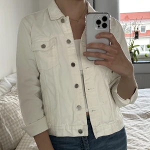 Vit jeansjacka - Något oversize jeansjacka.