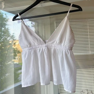 Vit sommar-topp  - Linne/blus av tunt och skönt material, använd fåtal gånger. 