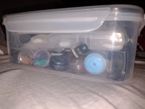 Nagel låda - Säljer denna stora lådan full med massa olika nagel saker. Till exempel är det akryl, glitter, massa massa tippar, verktyg, nagelack och andra saker. Skriv privat för mer information eller du vill veta vad exakt som finns i.