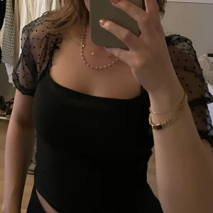 Kortärmad topp - Från New Yorker. Stretchig. Ribbad. Ärmarna kan vara off shoulder