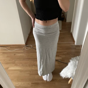 Grå långkjol  - Super mysig lång grå kjol. Bomull material. Är 170cm som referens. 