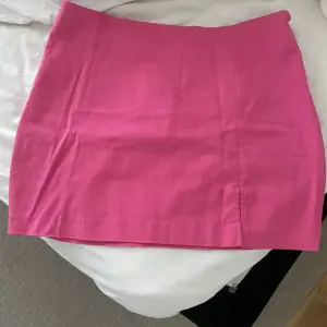 Superfin mini kjol i rosa, prislapp finns kvar och aldrig använd då den inte passade mig. Köparen står för frakt. 