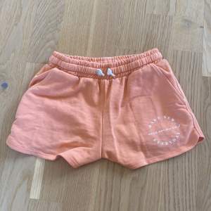 Rosa shorts som har text på dem. Säljer för att dem är för små