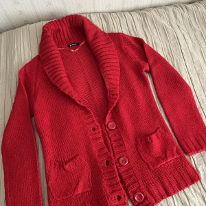 Stickad röd kofta - Mysig stickad röd kofta. Väldigt bra skick! 