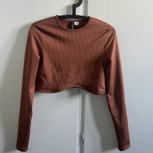 Långärmad tröja - En snygg långärmad tröja från H&M. Färgen är rostfärgad. Den är aldrig använd, bara provad. Prislappen är kvar. Köpt för 149kr🤎
