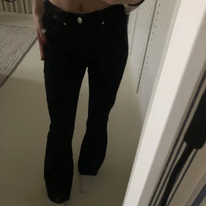 Svarta jeans - Ett par svarta bootcut/flare jeans från Kappahl. Storlek 152( barnstorlek). Fint skick! Köparen står för frakten💘