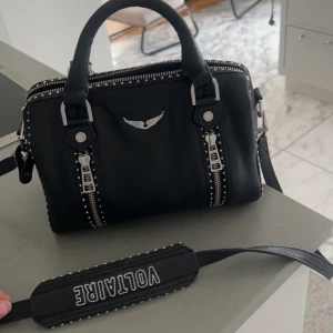 Zadig volitarie väska  - Sunny bag xs, säljer min fina Zadig väska i nyskick köptes i vintras i London kan Bytas mot Stella mc väska med guld kedjor 