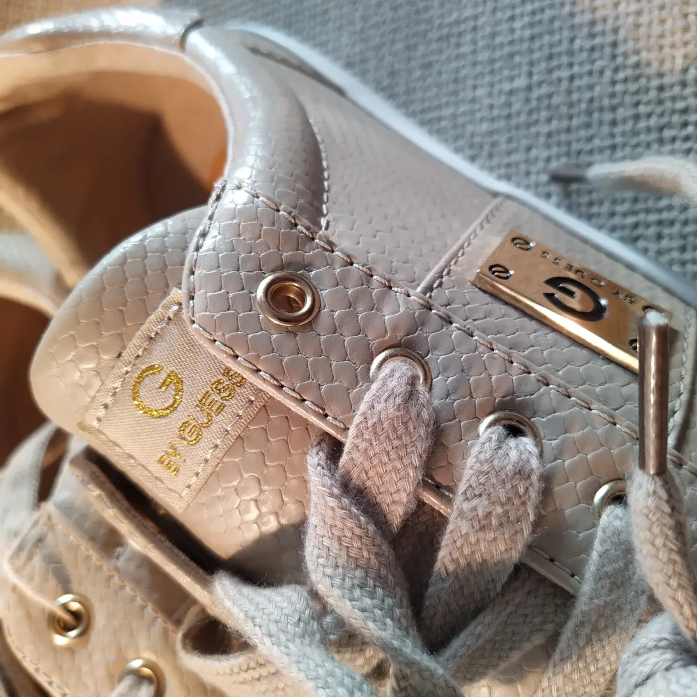 Helt nya Guess Dam sneakers 42 . Kengät.