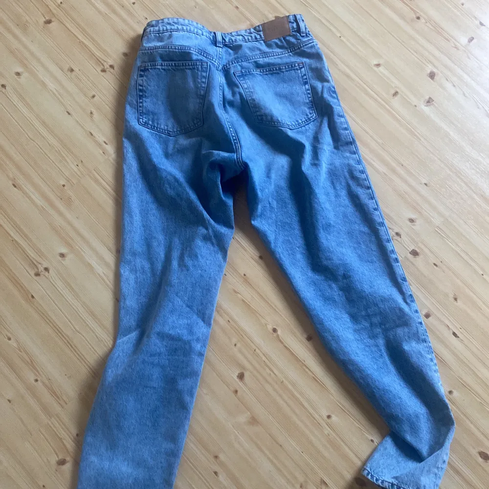Säljer pga jag inte använder jeans med hög midja längre, bra passform enligt mig passar bra till de mesta Använda några gånger. Jeans & Byxor.