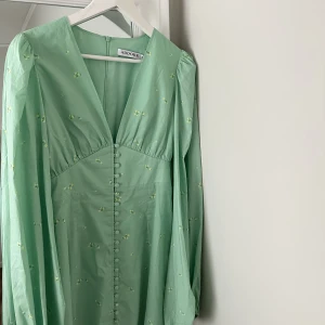 Adoore klänning - Säljer min super fina adoore klänning som är slutsåld på hemsidan, passar perfekt till midsommar! Endast använd en gång, ordinarie pris: 1495💚 Skriv meddelande vid intresse. 