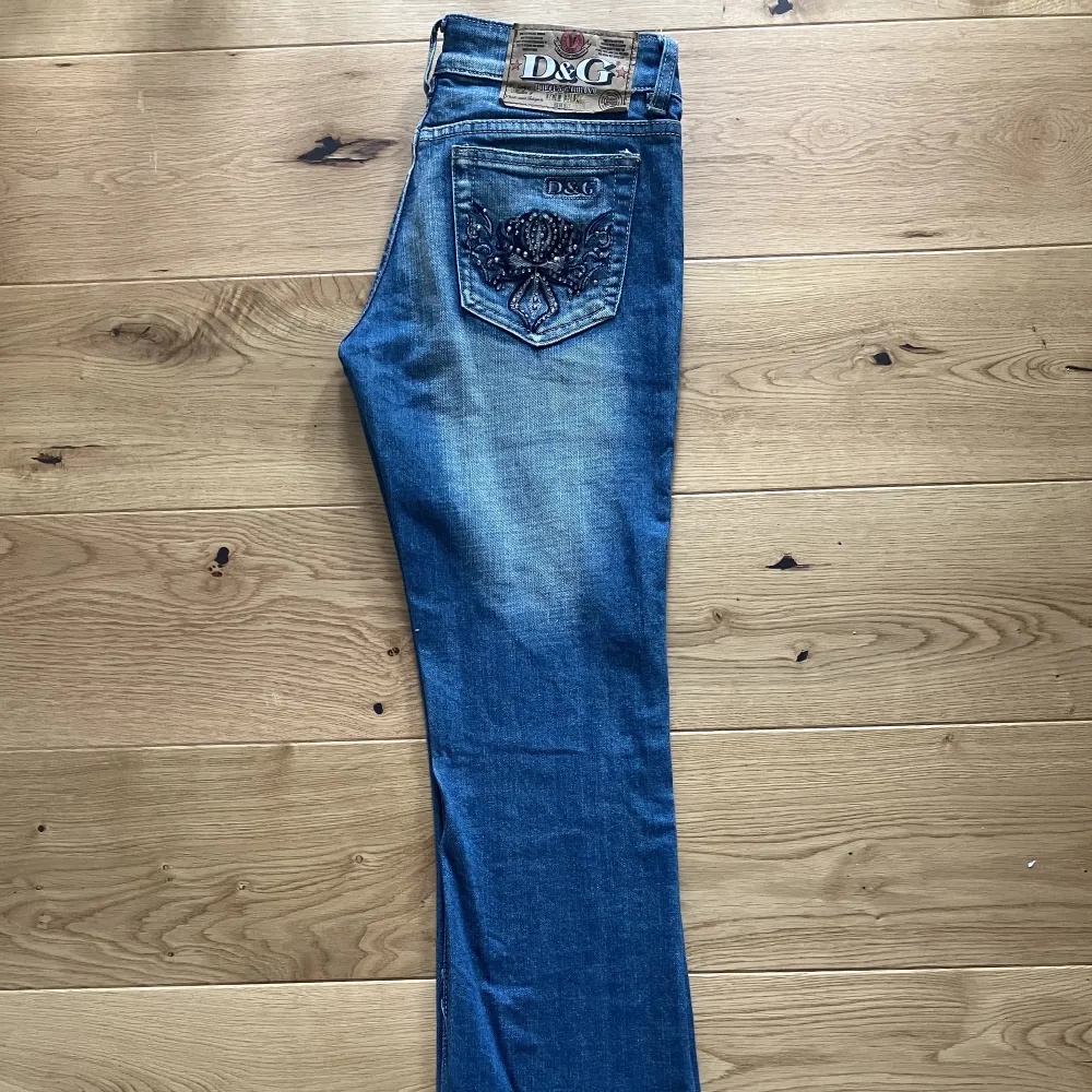 Jättefina dolce&gabbana jeans. Köpta secondhand men är i perfekt skick förutom att de är lite slitna på botten. Säljer för att de är för långa för mig (för referens är jag typ 155) Skriv gärna för fler bilder!. Jeans & Byxor.