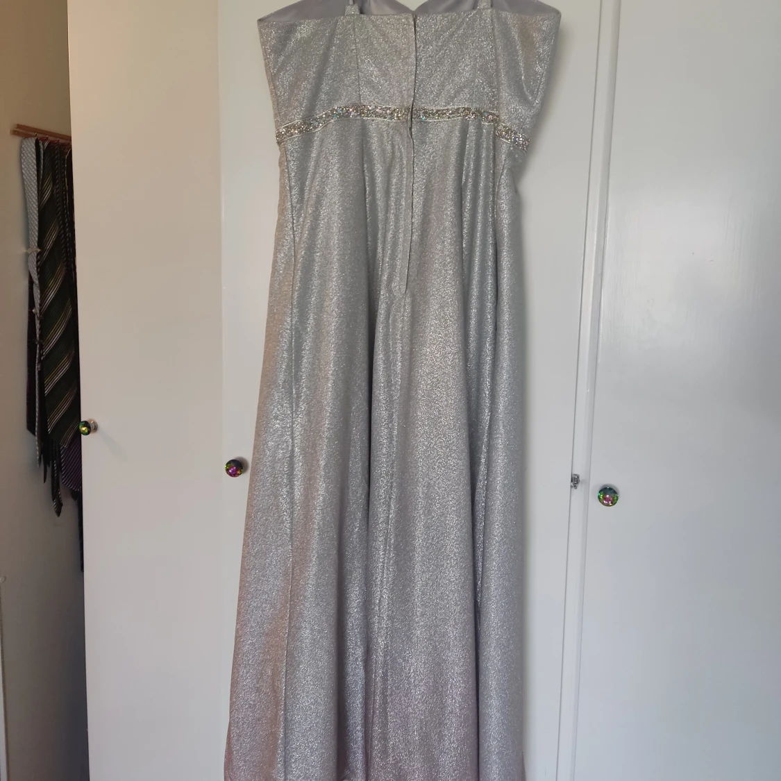 Vacker silvrig balklänning  - 91