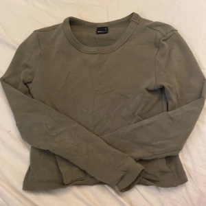 Långärmad tröja - En jättefin och skön långärmad tröja från ginatricot💫om du har några frågor är det bara att höra av dig! 