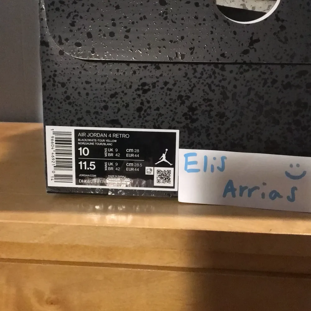 Säljer dessa Jordan 4 thunder⚡️Helt nya/Ds stl 44. Bäställnings bekräftelse från Nike finns. Hör av dig om fler bilder mm. Kan mötas upp i Sthlm eller fraktas😁. Skor.
