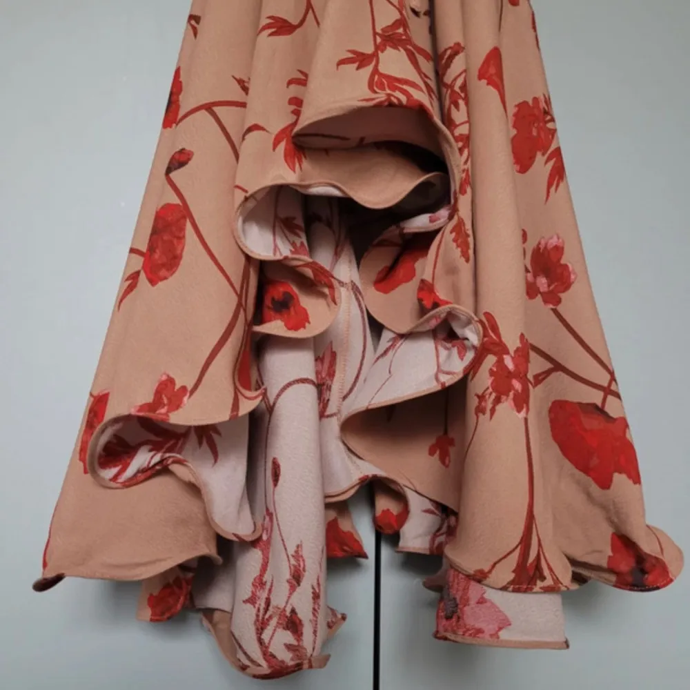 Prislapp kvar!!!!! Oanvänd vacker långklänning från limited edition kollektion med Johanna Ortiz for H&M. Min klänning på bild 3 (lite skrynklig då den enbart legat i garderoben), bild 1 och 2 är lånade bilder. . Klänningar.