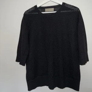 Blus i vackert mönster - Andra bilden är tagen med blixt för att visa mönstret bättre men tröjan är svart och inte grå🌷💖