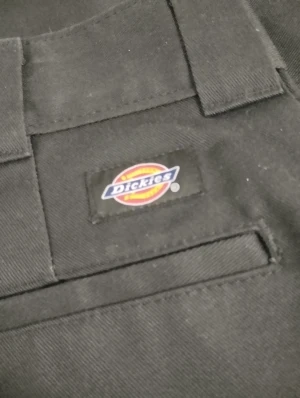 Dickies byxor  - Finna byxor från Dickies i storlek 30-30,är helt nya. Om du vill ha flera bilder eller du har frågor du kan skriva till mig 🤗💛