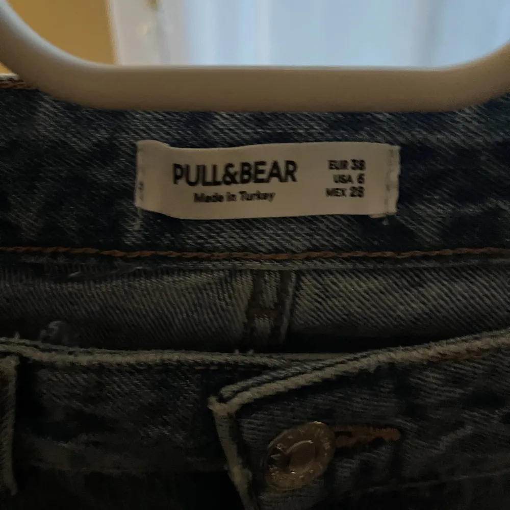 Blå pull&bear jeans som jag använt några gånger men gillar inte passformen på just mig. Jeans & Byxor.