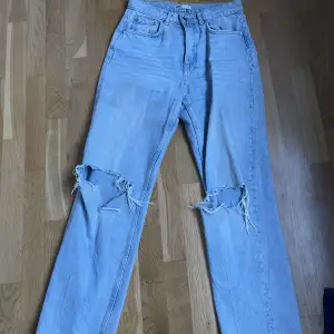Ljusblåa jeans från Gina Tricot i storlek 38